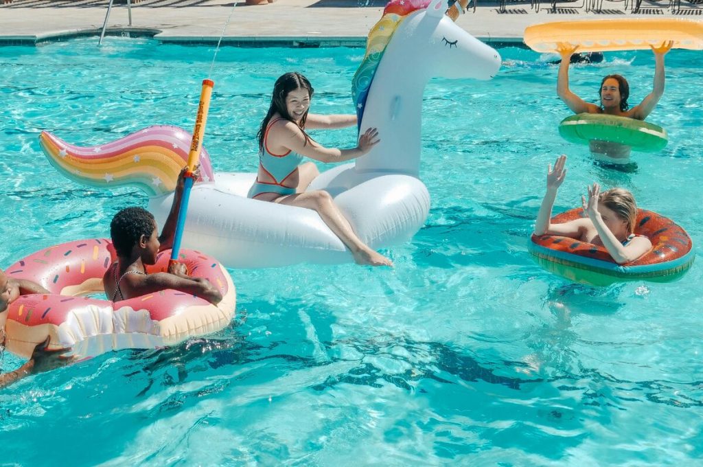Freibad in Hamburg, Menschen im Pool