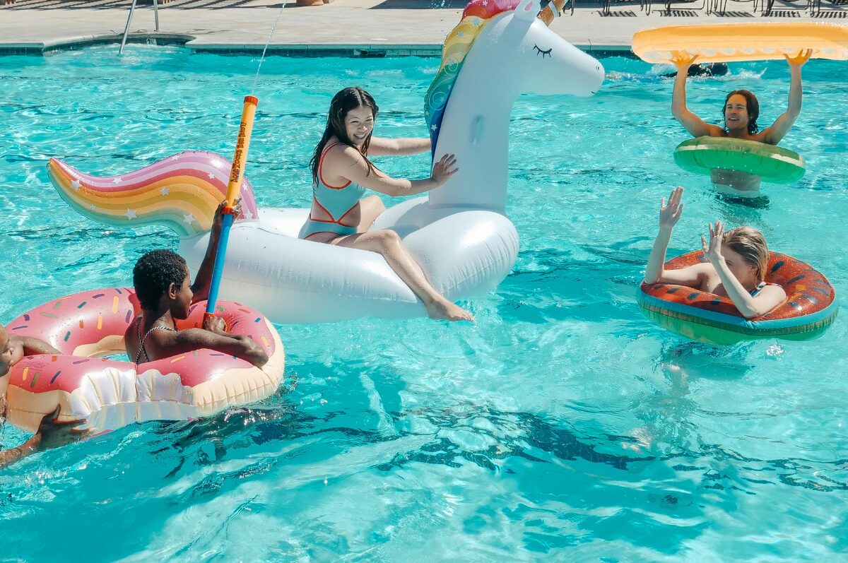 Freibad in Hamburg, Menschen im Pool