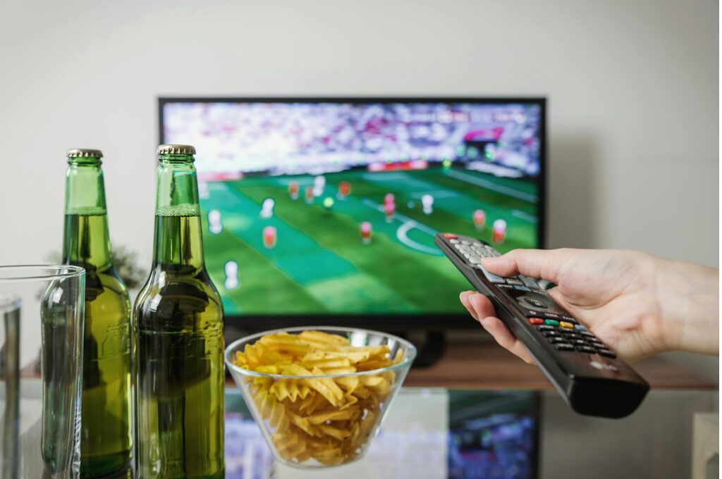 WM gucken in Hamburg: Ein Fernseher mit Tisch und Bier