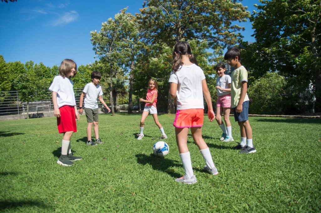 Ferienprogramm Hamburg, Kinder spielen Fußball