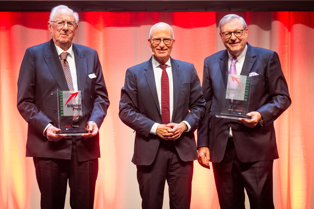 Das Lebenswerk - Wolfgang Dede und Claus A.Seif mit Bürgermeister Tschentscher (Mitte)