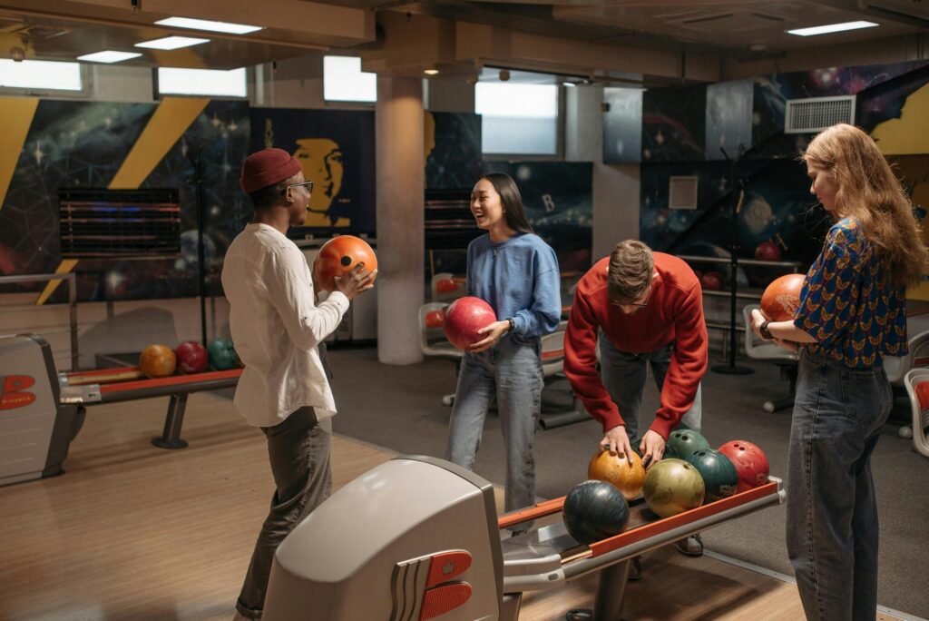 Teamevents in Hamburg: Menschen beim Bowling