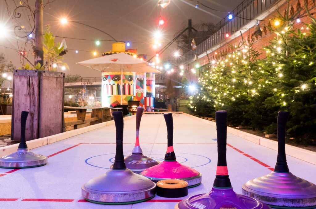 Weihnachtsfeier in Hamburg: Eisstockschießen im Überquell