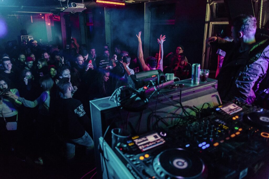 Silvesterpartys in Hamburg, Menschen auf der Tanzfläche im Club