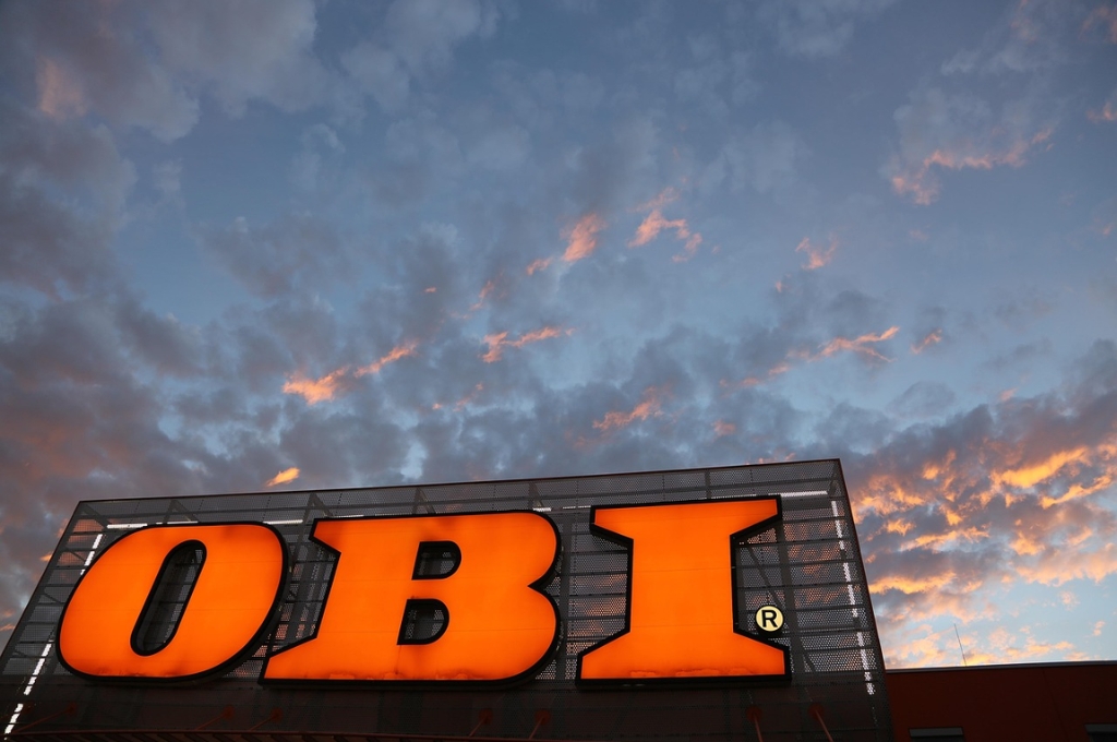 OBI (Baumarkt in Hamburg) große Buchstaben in Orange vor blauem Himmel bei Sonnenuntergang