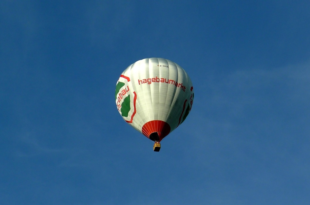 hagebaumarkt (Baumarkt in Hamburg) Heißluftballon vor blauem Himmel
