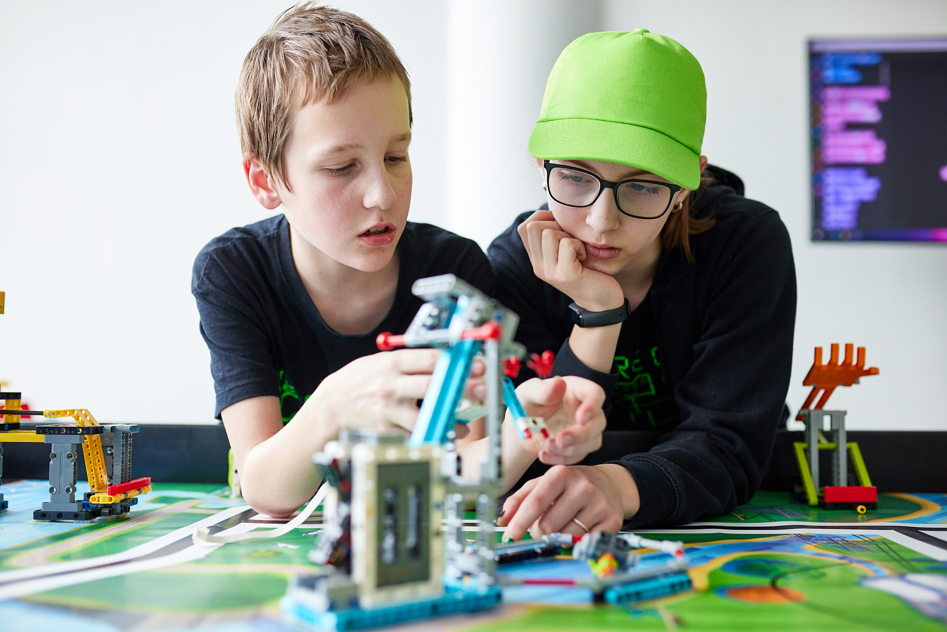 Nele und Fabius vom Team Green tüfteln an neuen smarten Details für ihren Wettbewerbsroboter der aktuellen Saison.
