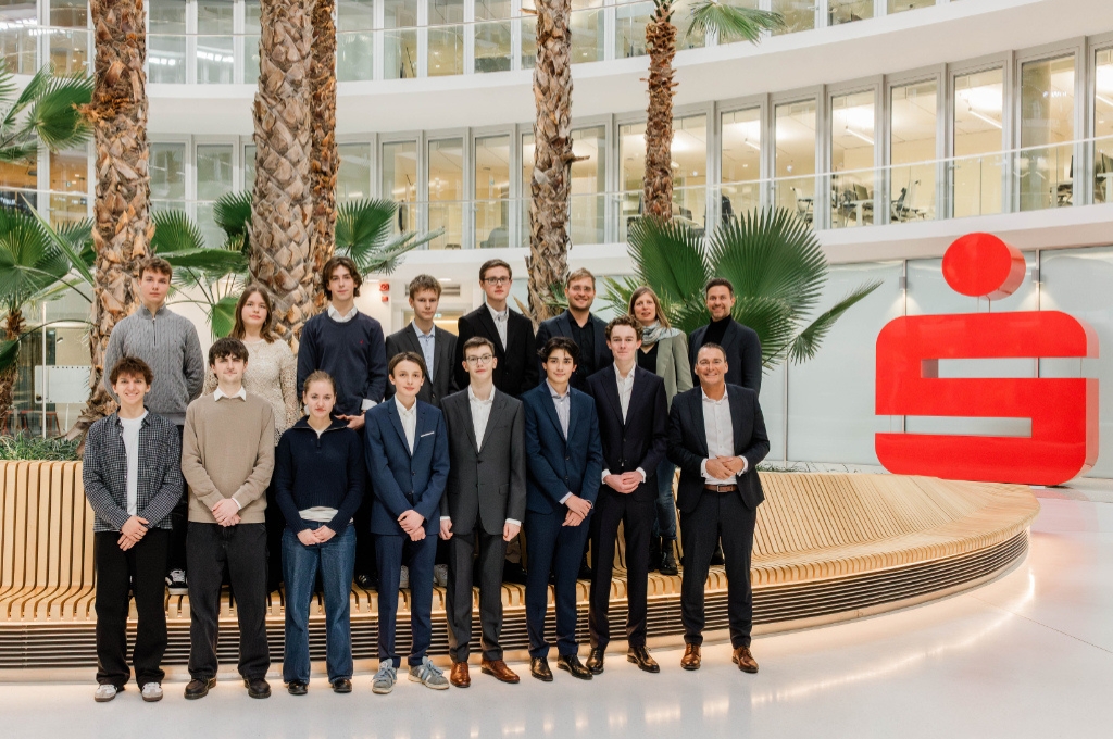 Die Sieger:innen beim Planspiel Börse 2025 und deren Schulen wurden von der Hamburger Sparkasse in der Haspa-Zentrale ausgezeichnet.