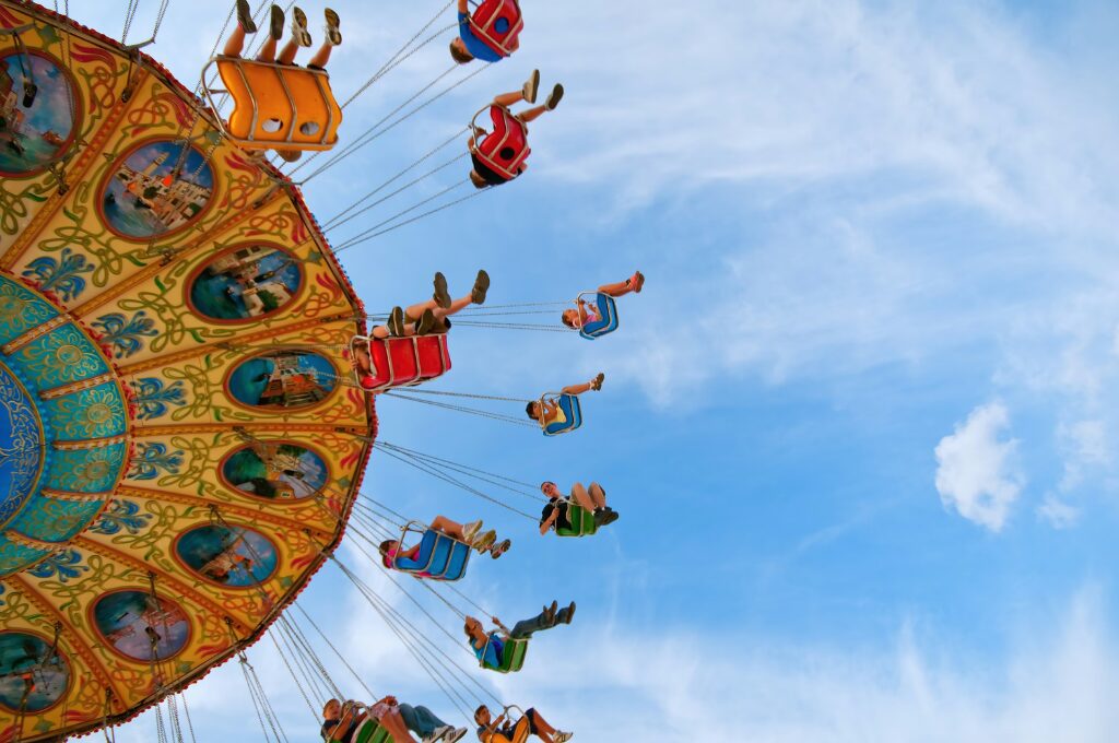 Ostern in Hamburg, Karussell und blauer Himmel