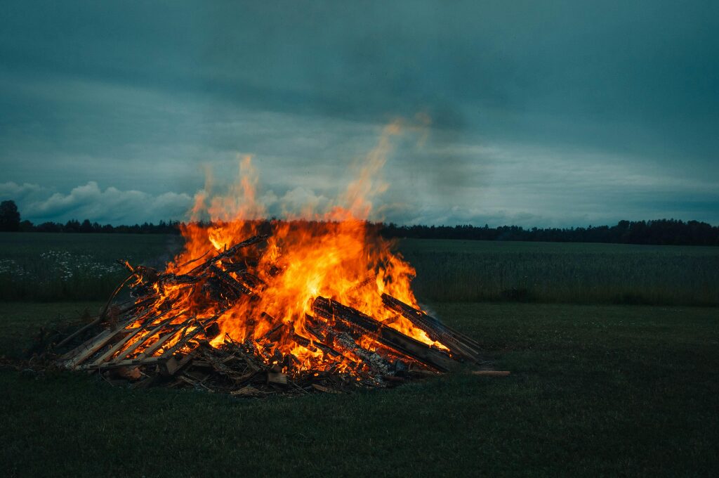 Ostern in Hamburg, Bild von Lagerfeuer auf einem Feld
