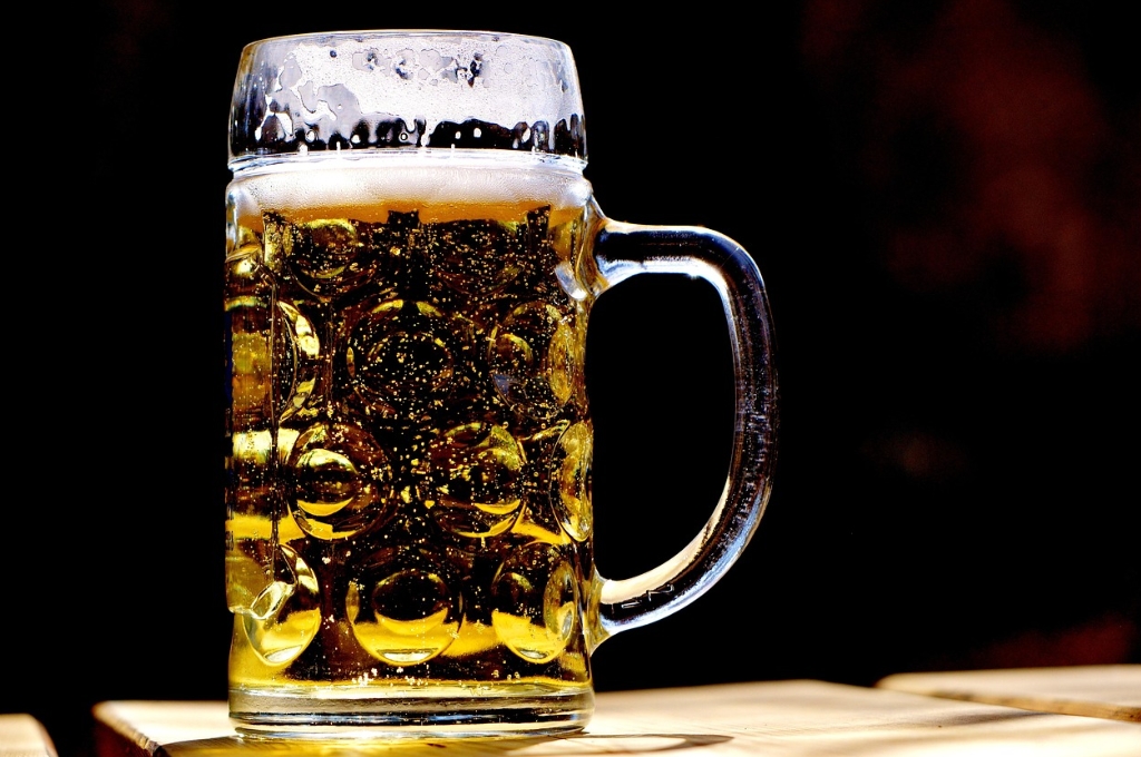Haspa veranstaltungen: Bierglas mit Bier vor dunklem Hintergrund zum Vatertag in Hamburg