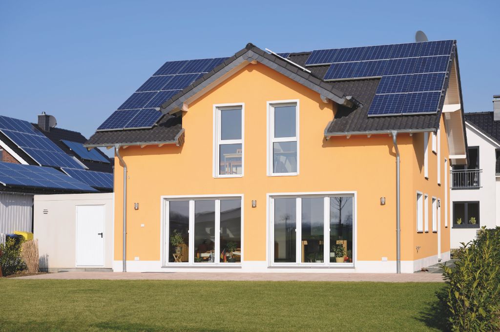 Freistehendes, gelbes Einfamilienhaus (Bedarfsausweis vs Verbrauchsausweis)