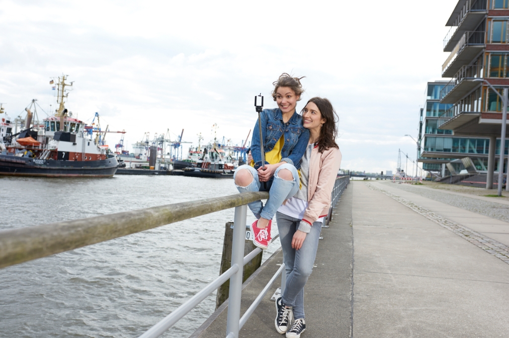 HaspaJoker Handyschutz Zwei Frauen mit Selfistick