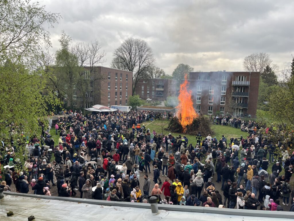 Brakula, Osterfeier mit Menschen drum herum