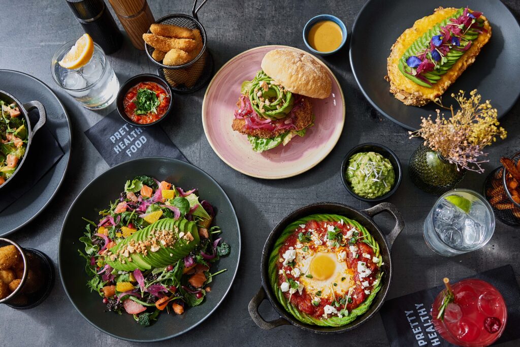 Vielfältiges Essen auf Tellern; Avocadoshow