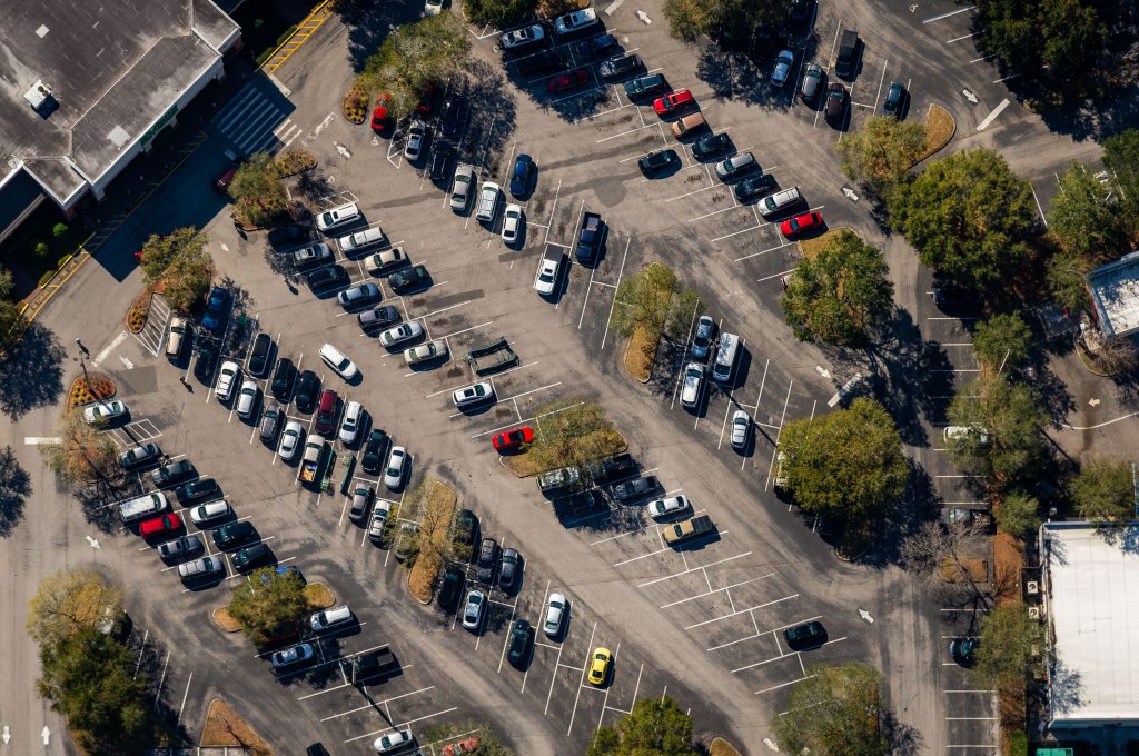 parken in hamburg, parkplatz mit mehreren geparkten autos