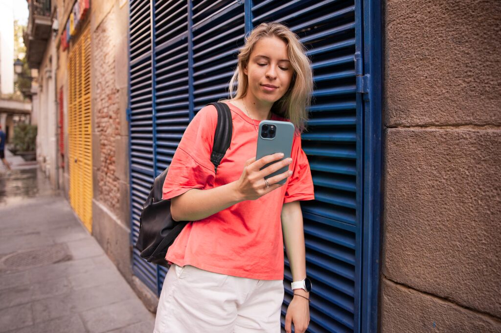 Multibanking , Blonde Frau checkt ihr Handy