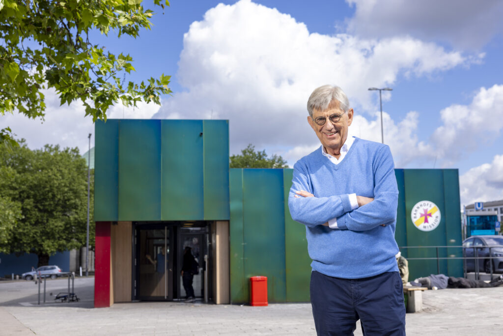 Dr. Stephan Reimers (81)
mit Mitarbeitern der Bahnhofsmission
Hamburg, die er unterstützt.