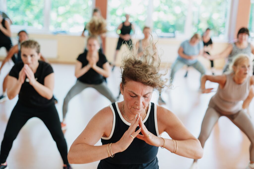 HaspaJoker Fitness: Mehrere Menschen machen Sportübungen