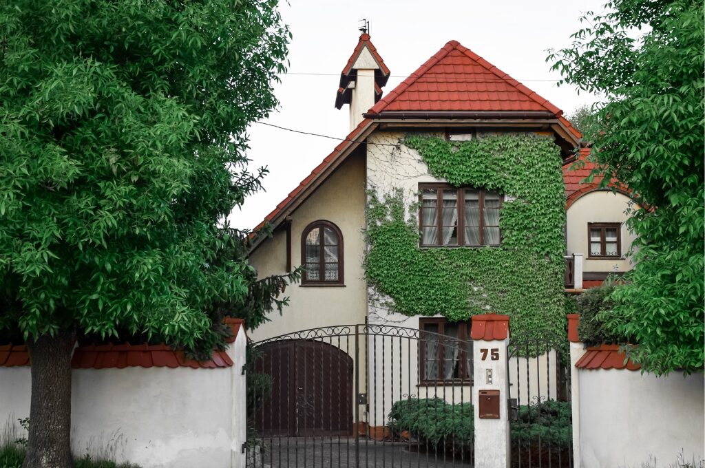 Nebenkosten beim Hauskauf, großes Haus mit Efeu bedeckt