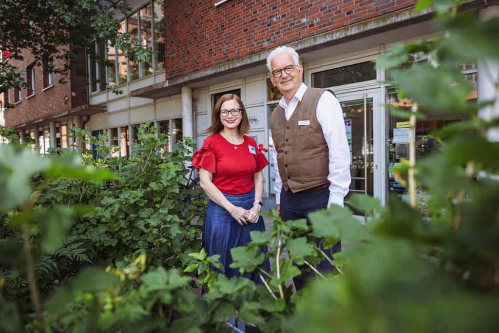 Ein Mann und eine Frau in einem gepflegten Beet.