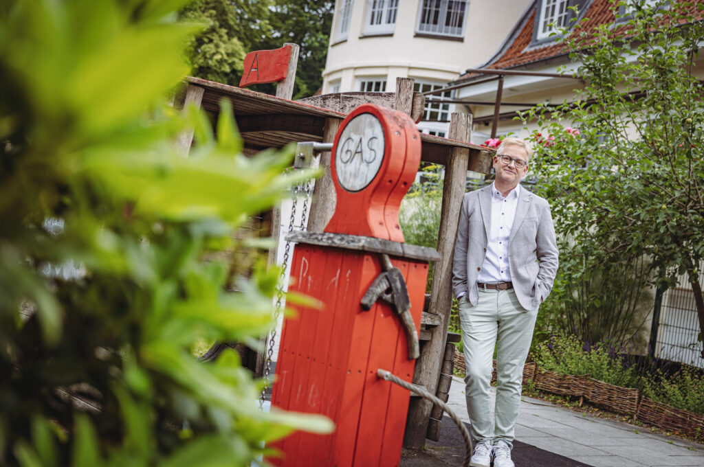 Kupferhof: Ein Mann steht neben einer alten Gaszapfsäule