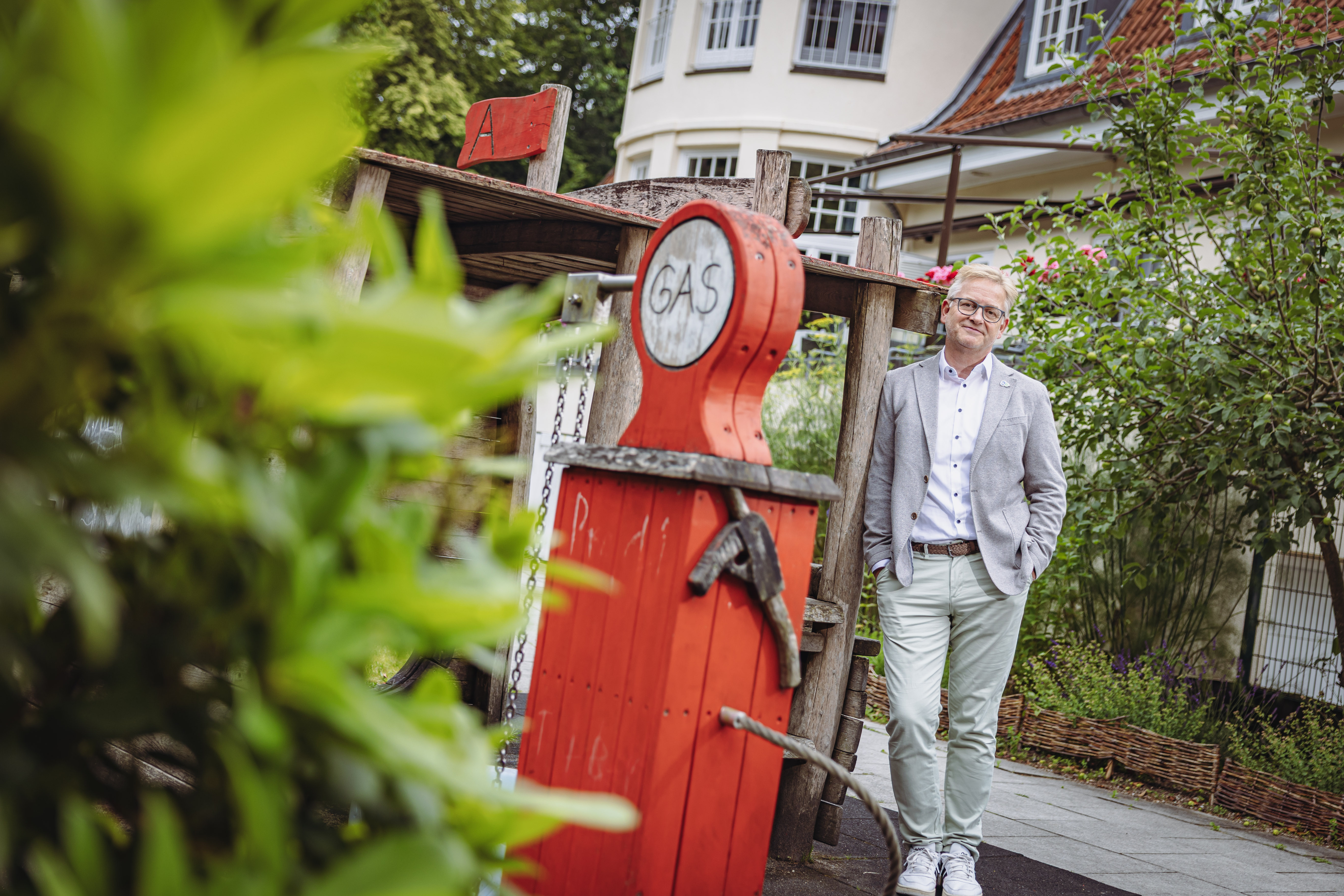Kupferhof: Ein Mann steht neben einer alten Gaszapfsäule