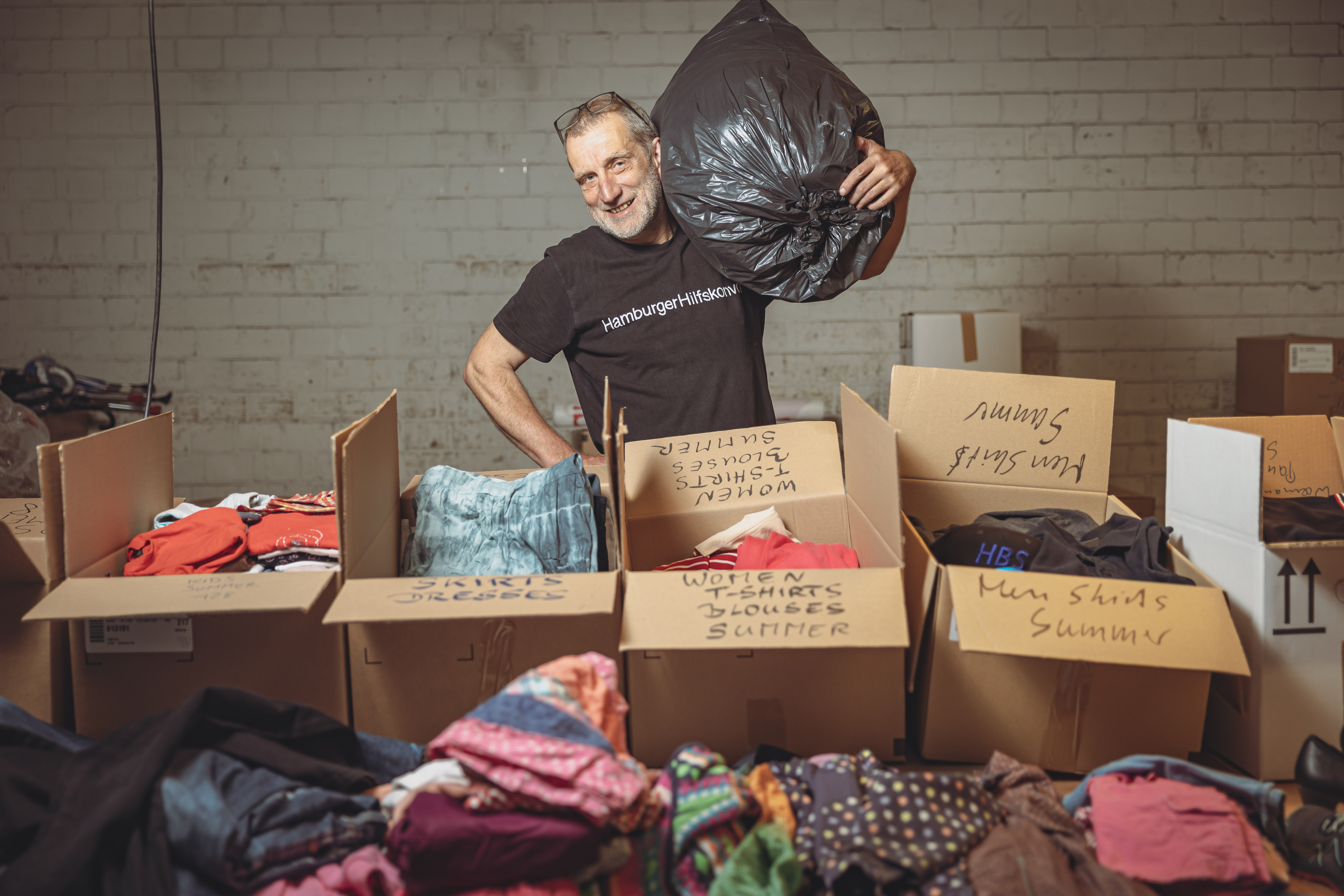 Hilfskonvoi: Hier wird gesammelt, sortiert und verpackt: Christian Großeholz (58) sitzt mit seinem Verein „Hamburger Hilfskonvoi“ im Zentrum für Soziallogistik an der Schnackenburgallee (Eidelstedt),