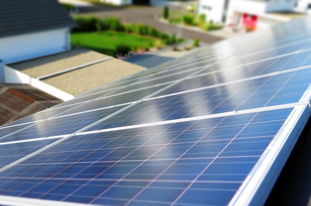 PV Überschuss einspeisen oder speichern dank PV Modulen auf dem Dach