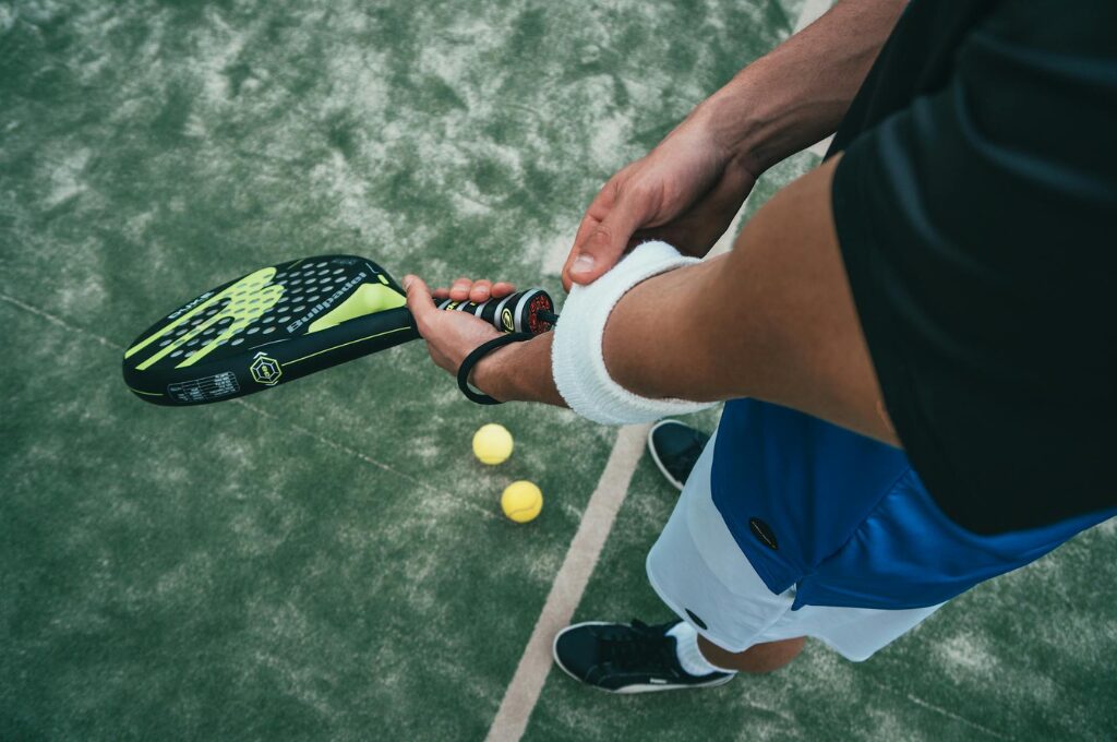 Padel Tennis in Hamburg: Ein Mann steht auf einem Tennisplatz und hat einen Schläger in der Hand.