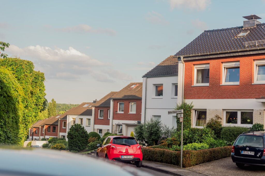 Baufinanzierung ohne Eigenkapital, Häuserreihe in einer Kleinstadt