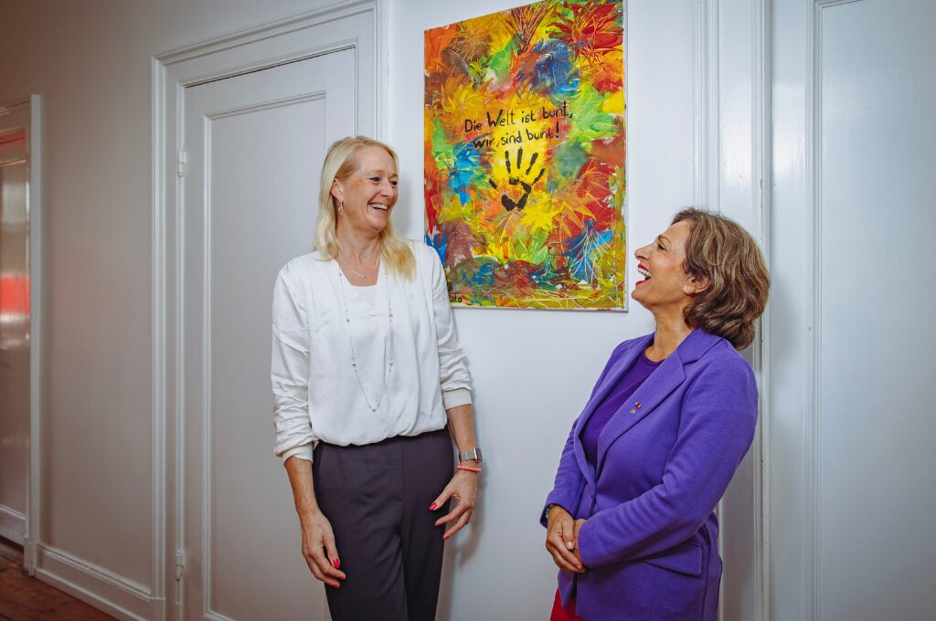 Kennen sich seit Jahren: Hourvash Pourkian mit Haspa-Filialdirektorin Sabine Holtmeier.