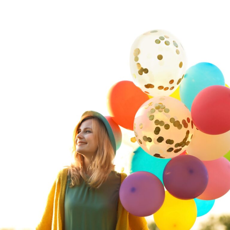 Frau mit Luftballons