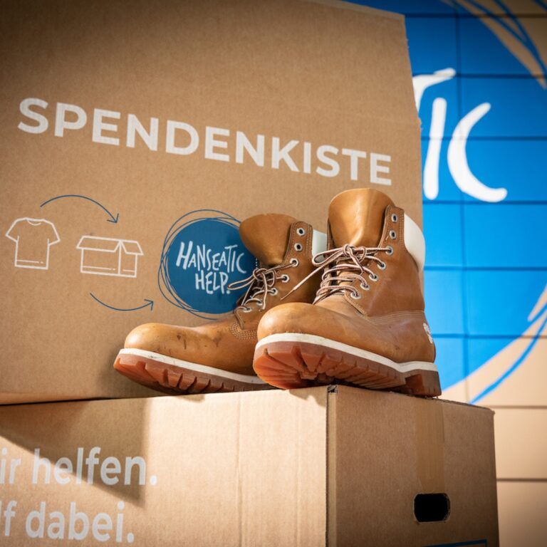 Spendenkiste mit Schuhen im Fokus