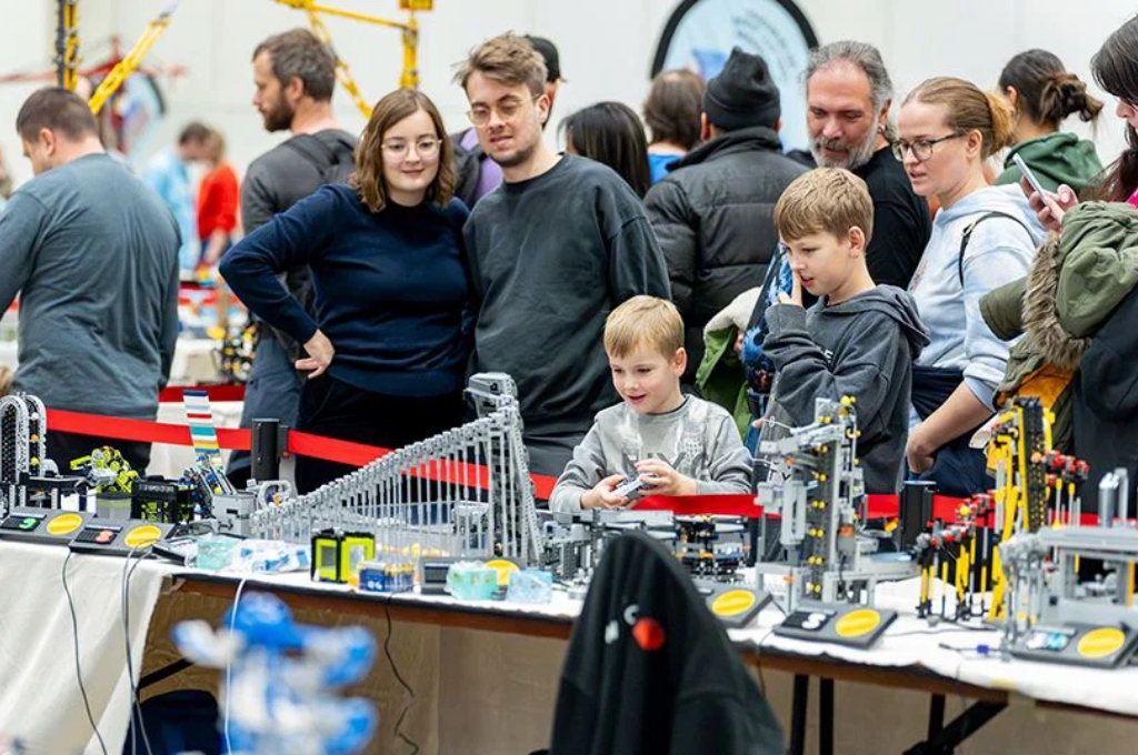 Spielemesse Hamburg Erwachsene mit Kindern an Spielzeugständen