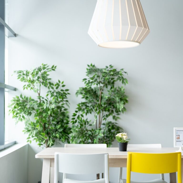Essbereich, Holztisch mit drei weißen und einem gelben Stuhl, moderne Deckenlampe