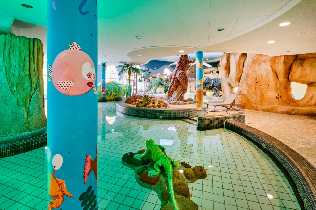Kinderschwimmbad Bäderland Festland mit Kinderschwimmbecken und Dinofiguren