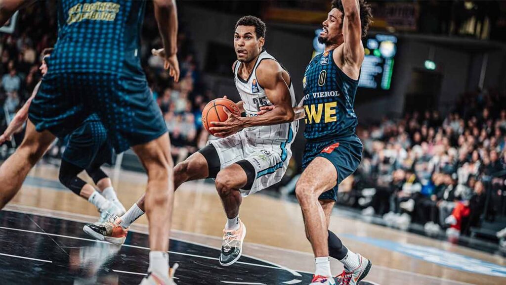 Basketballspieler in Halle mit Ball