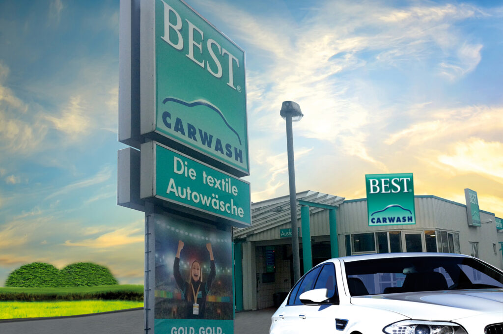 HaspaJoker Best Carwash: Ein weißes Auto steht vor einer Waschanlage