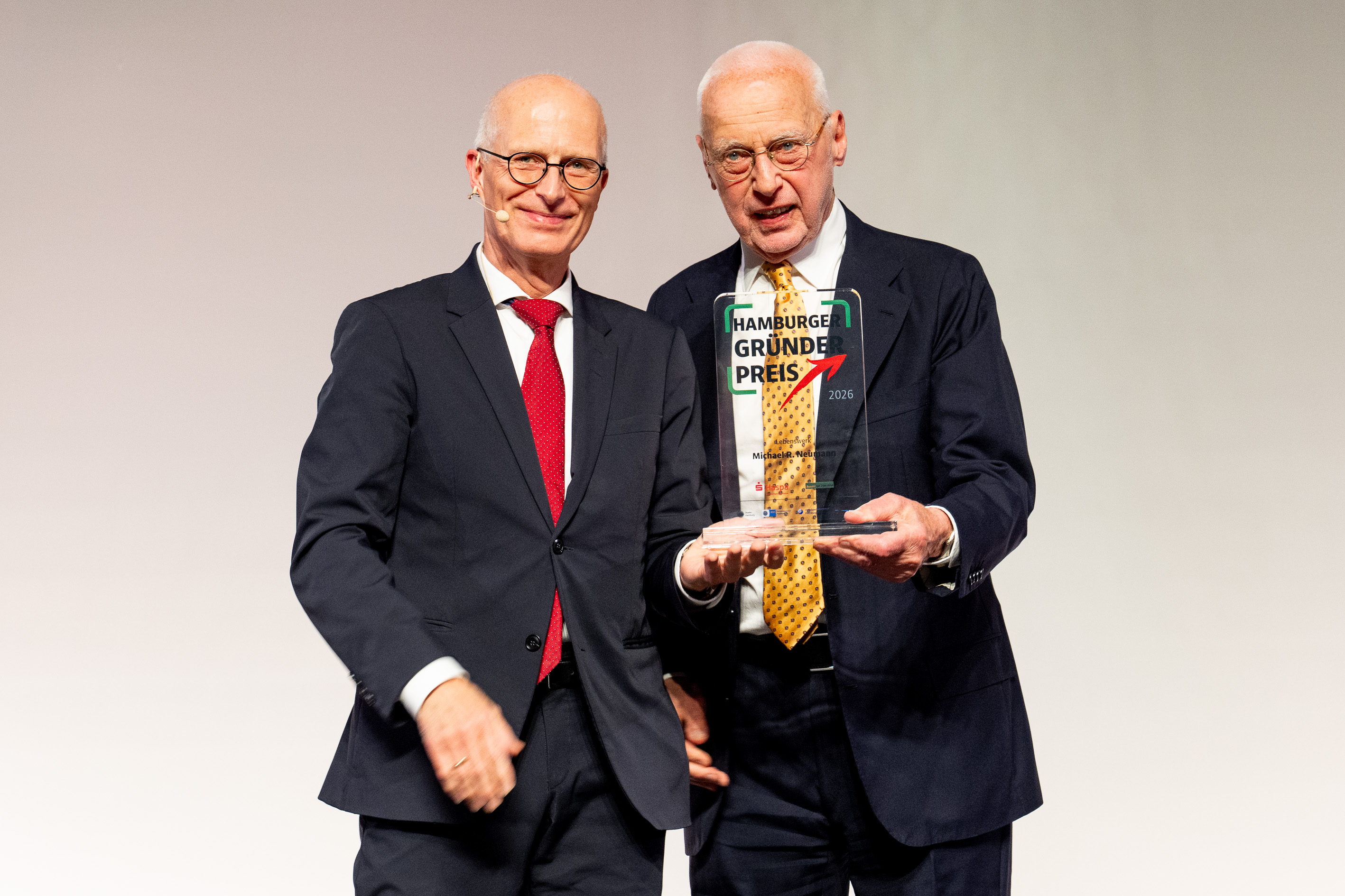 Hamburger Gründerpreis: Die Ehrung in der Kategorie „Lebenswerk“ erhielt der Unternehmer Michael R. Neumann (r.) mit Bürgermeister Peter Tschentscher