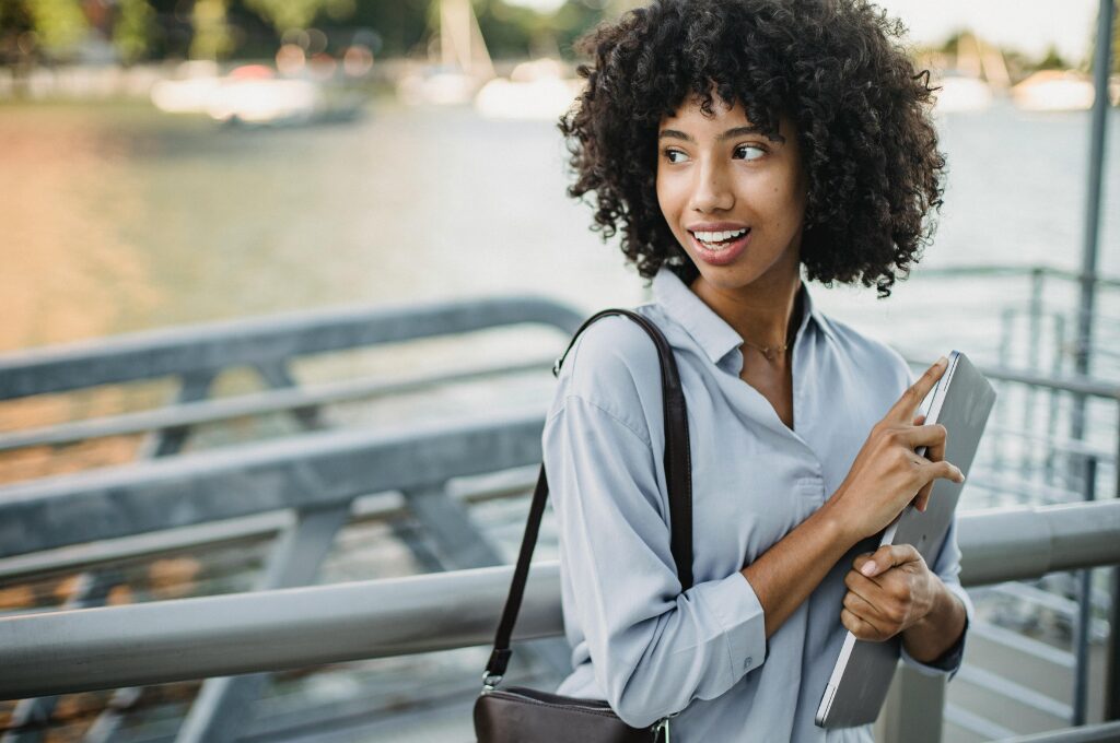 Duales Studium bei der Haspa, junge Frau mit Laptop im Arm