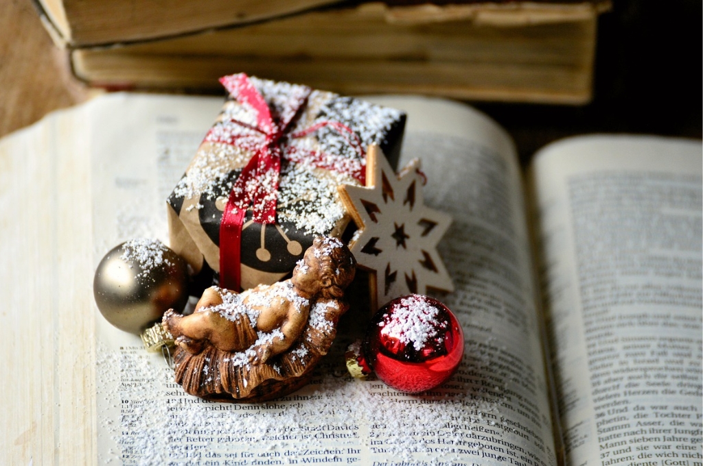 Hamburg im Dezember: Aufgeschalgenes Buch mit Figürchen und Schnee