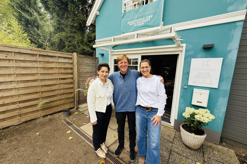 Anna-Hellwege-Stiftung, Bild von einem Mann und zwei Frauen vor einem Haus