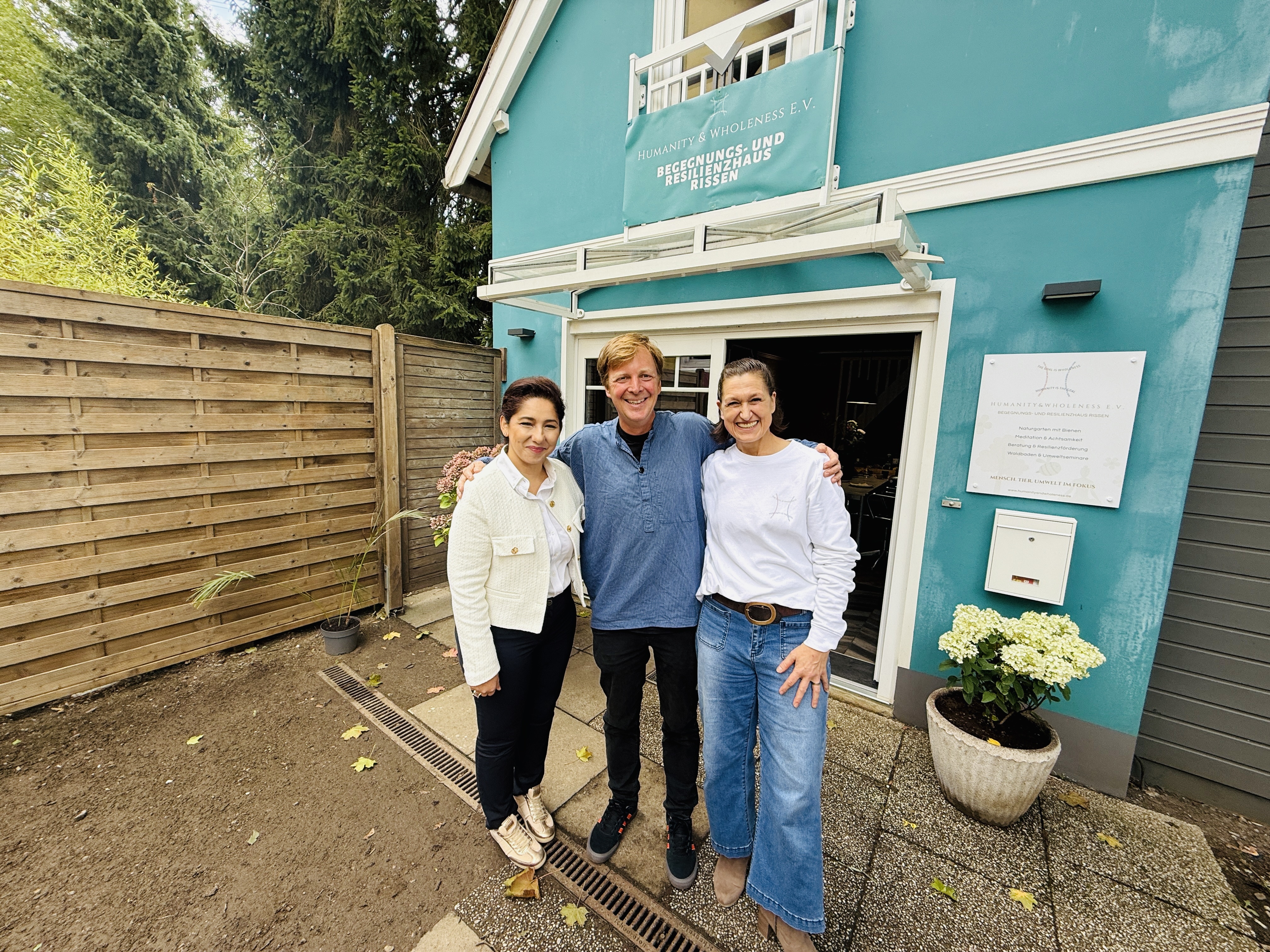 Anna-Hellwege-Stiftung, Bild von einem Mann und zwei Frauen vor einem Haus