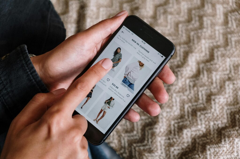 Black Friday, Mann scrollt durch einen Online-Shop an seinem Smartphone