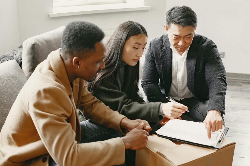 Kreditsicherheiten, Ehepaar unterschreibt einen Vertrag beim Makler