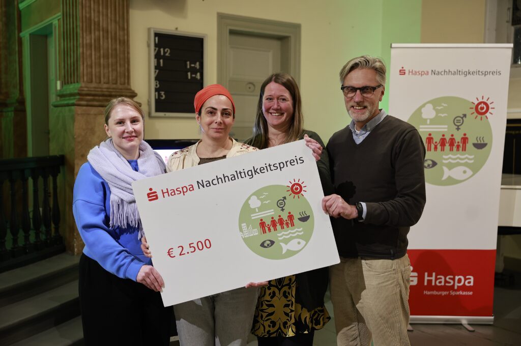 N-Klub,Der mit 2.500 Euro dotierte Haspa-Nachhaltigkeitspreis ging in diesem Jahr an KinderKinder e.V (Painda Lehmann, Cristiana Garba, Nehle Mallasch und Marcus-Andree Schoene (Haspa)