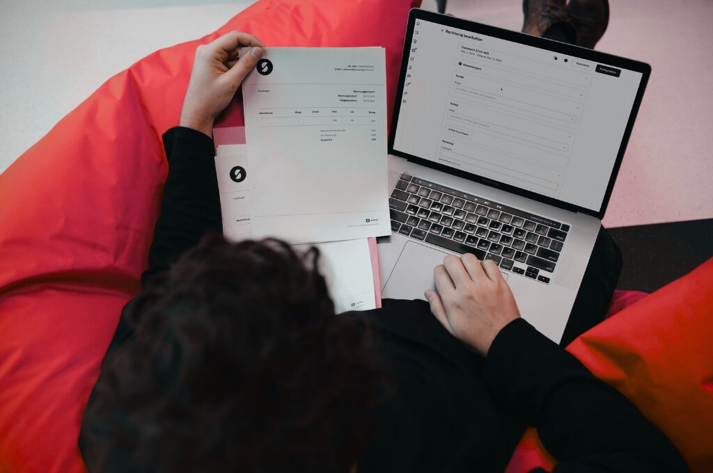 Rechnungen aufbewahren, Mann guckt sich seine Rechnungen an