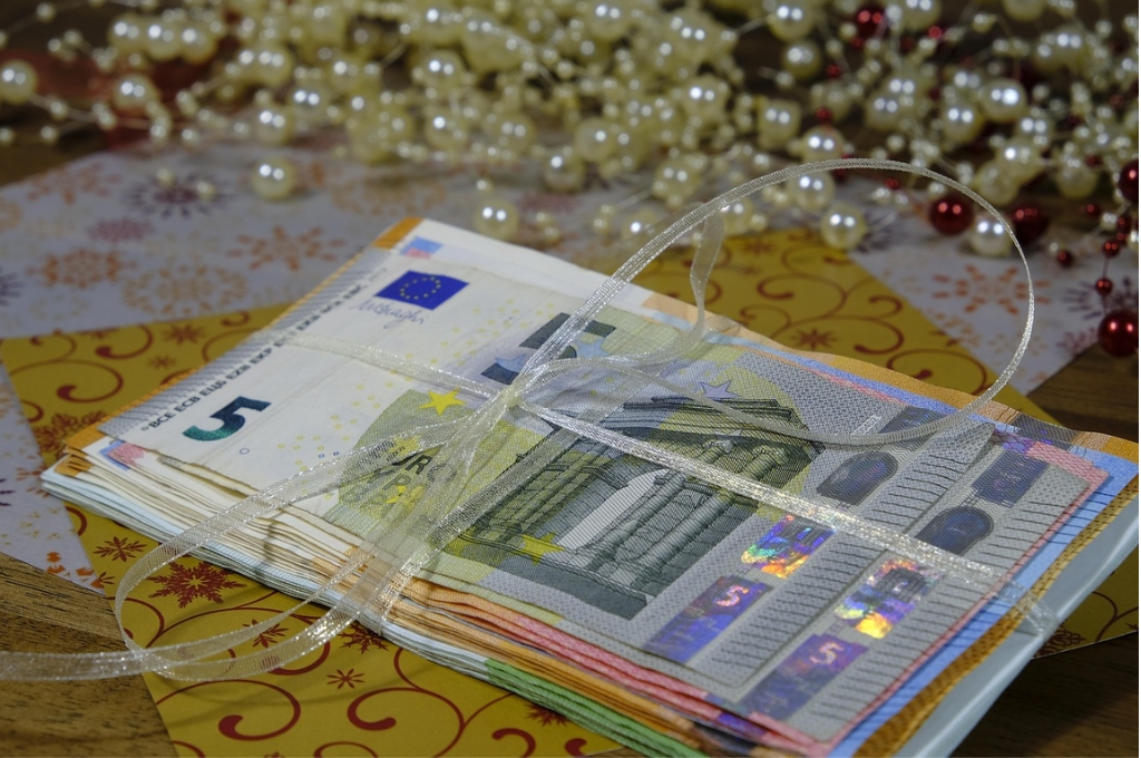 Last-Minute-Weihnachtsgeschenk: Geldscheine mit Schleifenband umwickelt