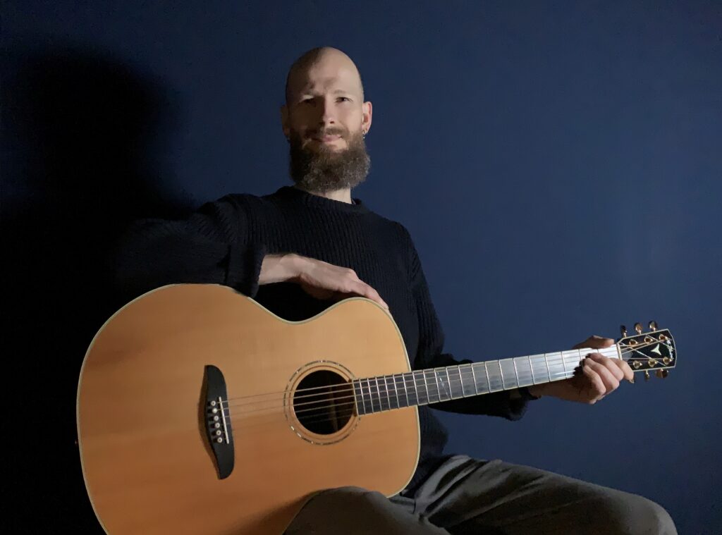 Benjamin Branzko erweitert mit einer Baritongitarre sein Repertoire (Foto Privat)